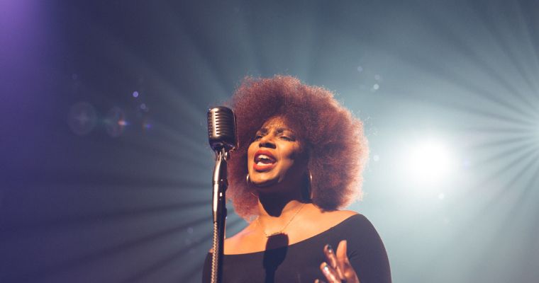 Mehr über den Artikel erfahren Amelia Barbar serenades audiences with ‚Peaches‘ performance at 2022 Grammys